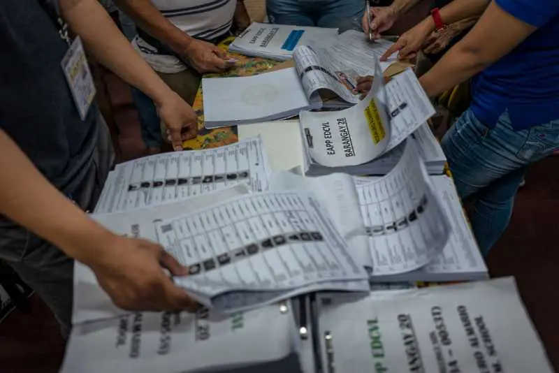 Изборният ден във Филипините започна с експлозии и арести