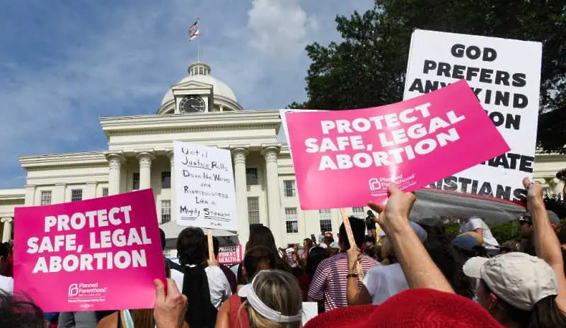 Стотици протестираха срещу забраната на абортите в Алабама