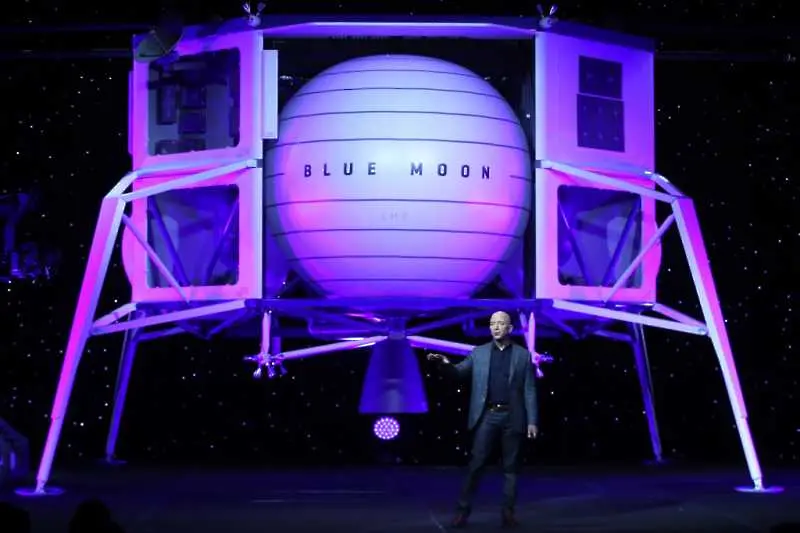 Шефът на Амазон Джеф Безос показа макет на лунен апарат, наречен Блу муун