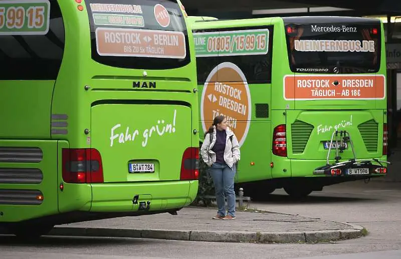 Един загинал и над 60 ранени при катастрофа на автобус в източна Германия