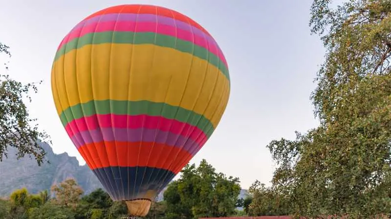 Туристи с балон се заклещиха в скали в Родопите