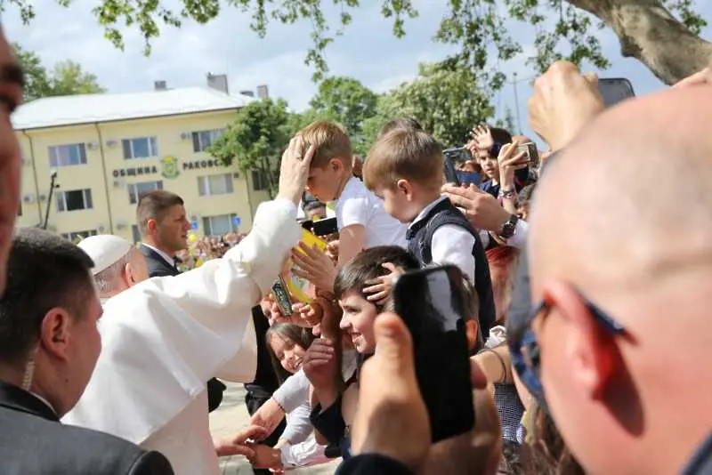 Папа Франциск пред децата в Раковски: Бог е нашият баща, а нашият закон е любовта