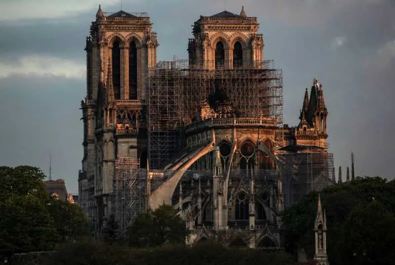 Френският Сенат прие законопроект за възстановяване на парижката катедрала Нотр Дам