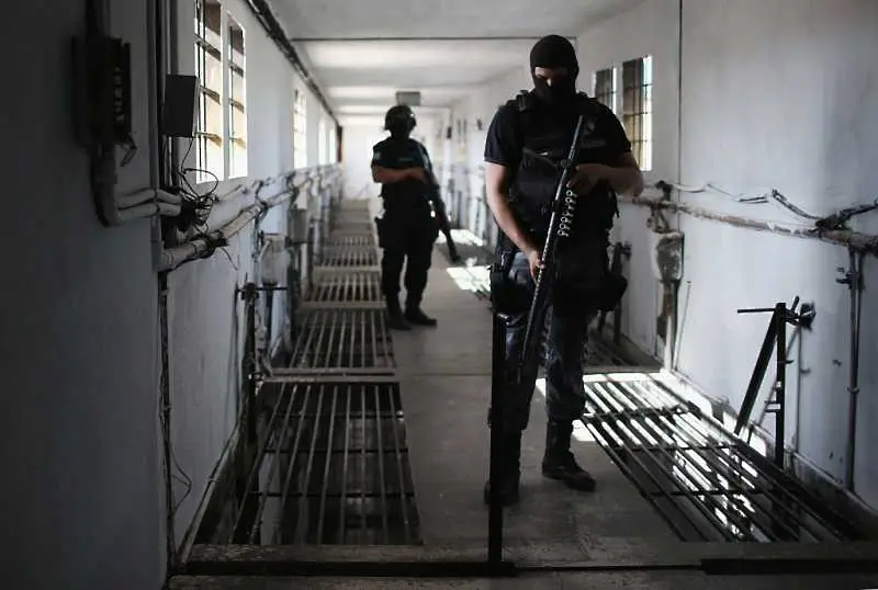 Над 40 затворнници са открити мъртви в отделни затвори в Бразилия