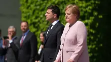  Асошиейтед прес: Меркел нестабилна и трепереща на церемонията по посрещането на Зеленски 
