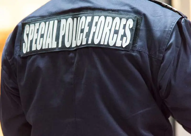 Задържаният за разпространение на наркотици полицай крил в абсорбатор дрогата