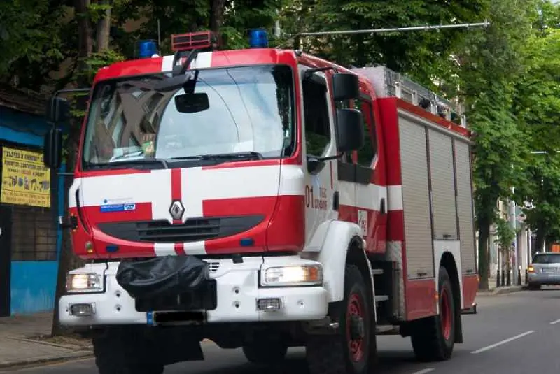 Пожар в бившо училище в Русе вдигна на крак огнеборците