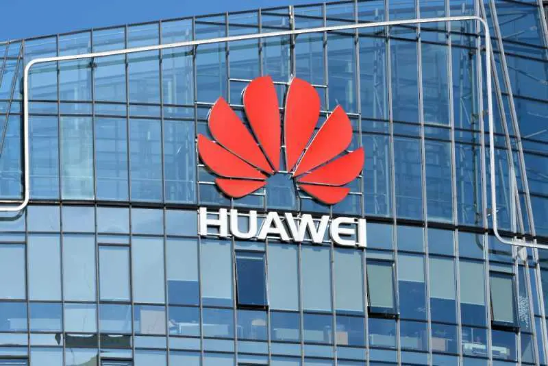 Притиснат в ъгъла, Huawei свива производството с 30 млрд. долара