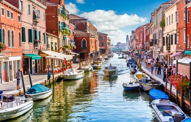Канадска туристка беше глобена във Венеция за слънчеви бани