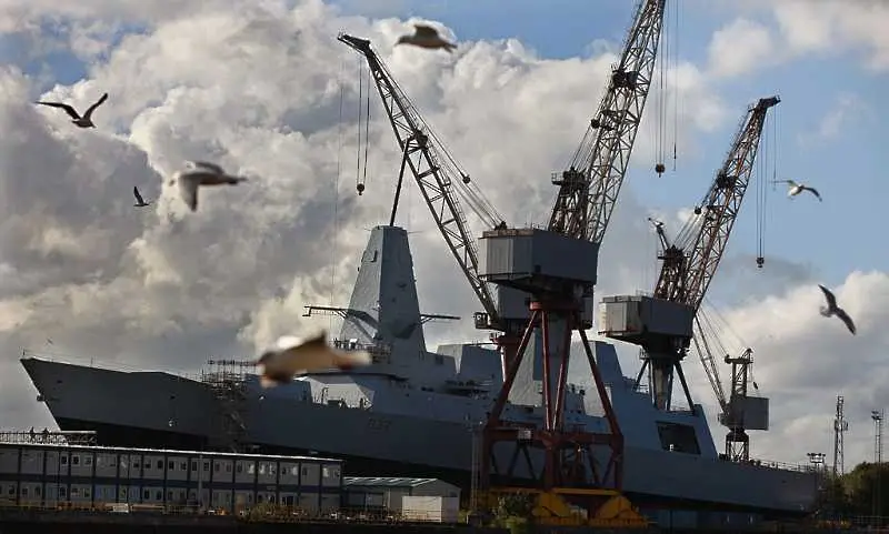 Великобритания ще изпрати трети военен кораб в Персийския залив