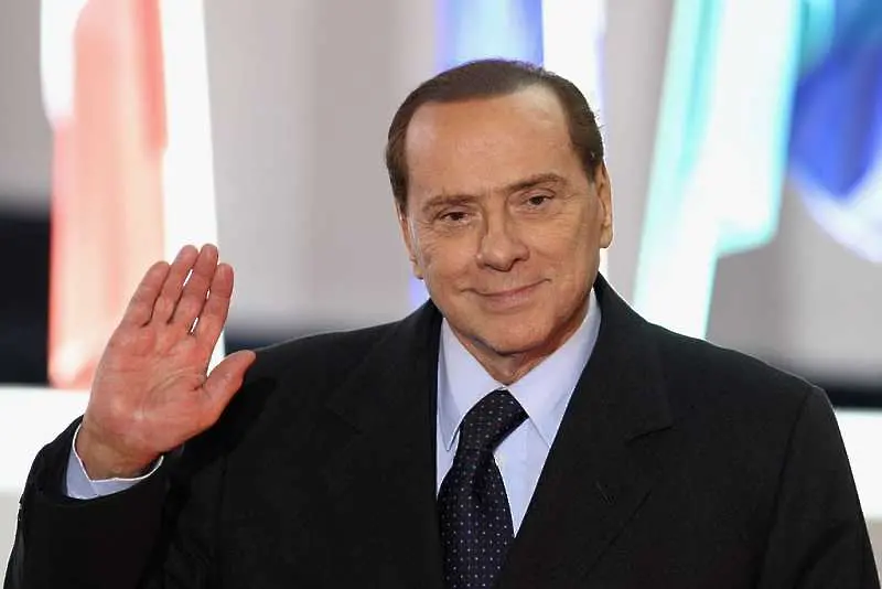 Берлускони посрещнат като звезда при дебюта си като депутат в Европейския парламент
