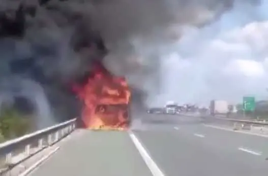 Камион се запали на магистрала Струма 
