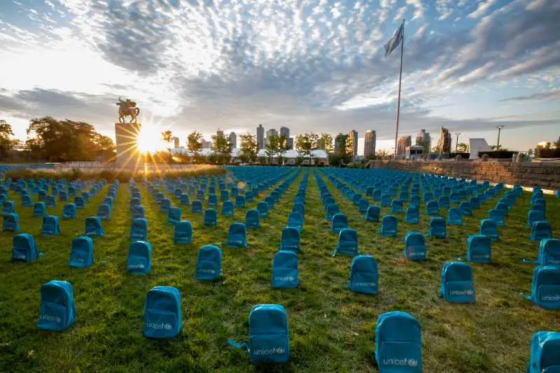 Тъжно послание към света: Гробище от ученически раници се появи пред централата на ООН 