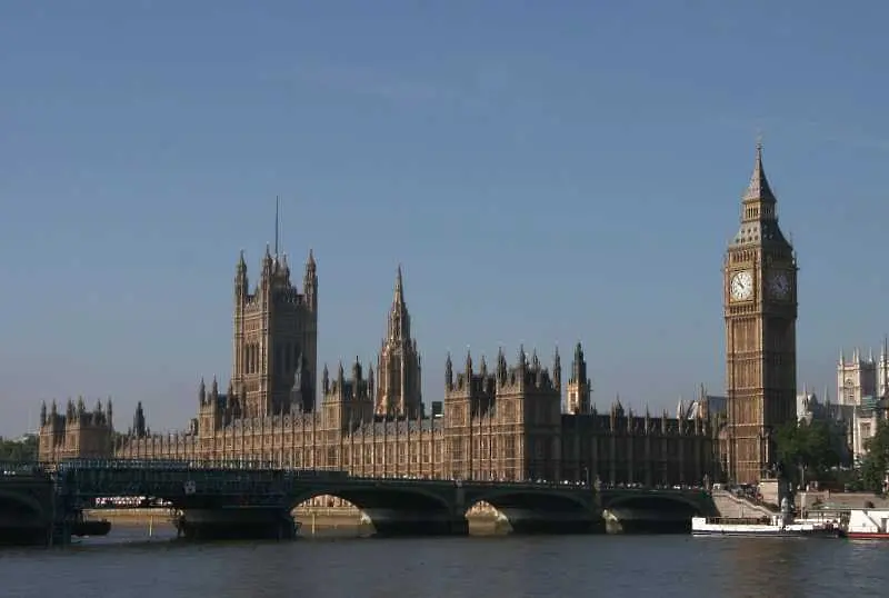 Британският парламент гласува отново в понеделник да има ли предсрочни избори