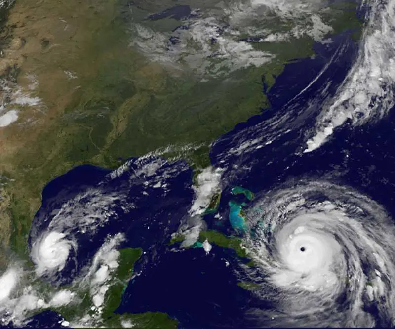 Флорида се запасява с храна, вода и лекарства - идва ураганът Дориан