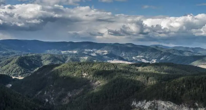 Времето: Облаци и дъжд на места в Западна България