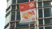 Човекът паяк Ален Робер изкачи небостъргач в Хонконг, разпъна транспарант с призив за мир