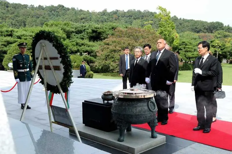 Борисов положи венец пред мемориалната кула на Националното гробище в Сеул