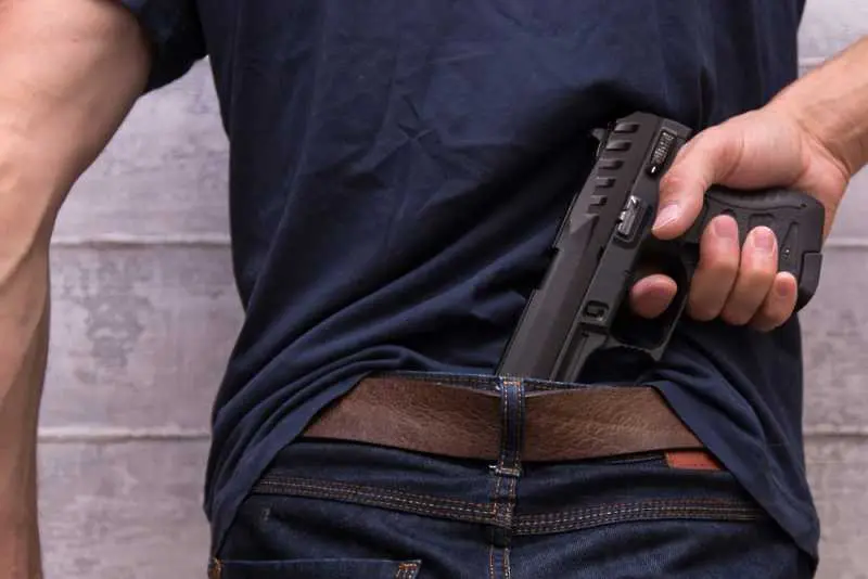 Мъж стреля в софийски блок, барикадира се в дома си