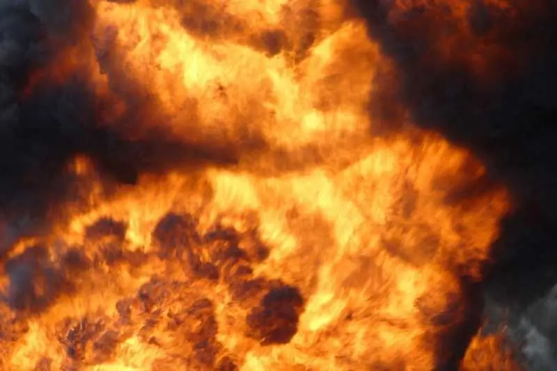 Голям пожар гори в химически завод във френския град Руан