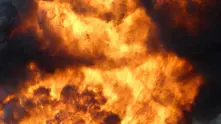 Голям пожар гори в химически завод във френския град Руан