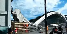 Мост се срути над кораби в Тайван (видео)