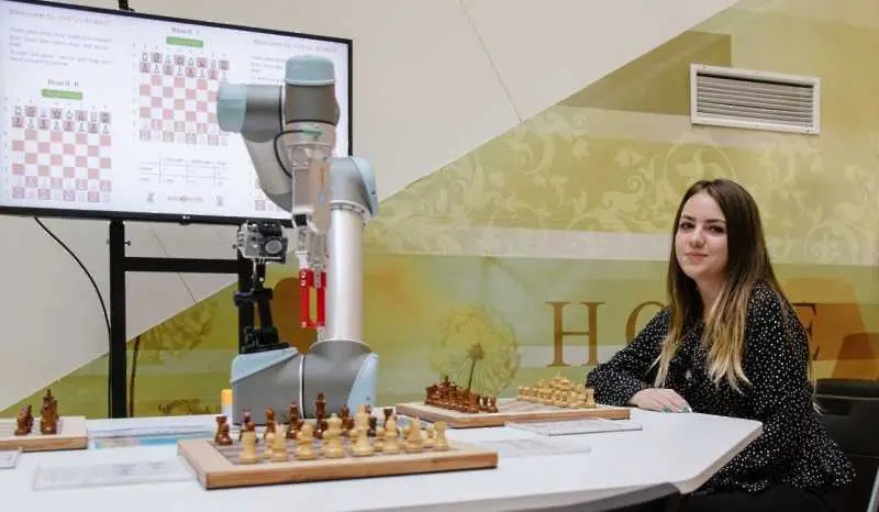 Роботът срещу шампионката - Нюргул Салимова премери сили с Chess Player
