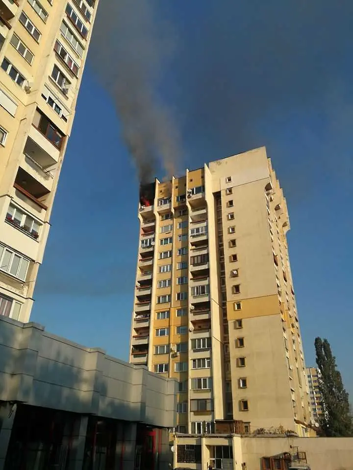 Трима души пострадаха при пожар в жилищен блок в столичния квартал „Сердика