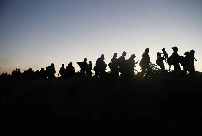 Полицията в Северна Македония намери 81 мигранти в къща близо до българската граница