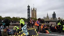 Хиляди се събраха в Лондон за началото на двуседмични демонстрации  Бунт срещу унищожението