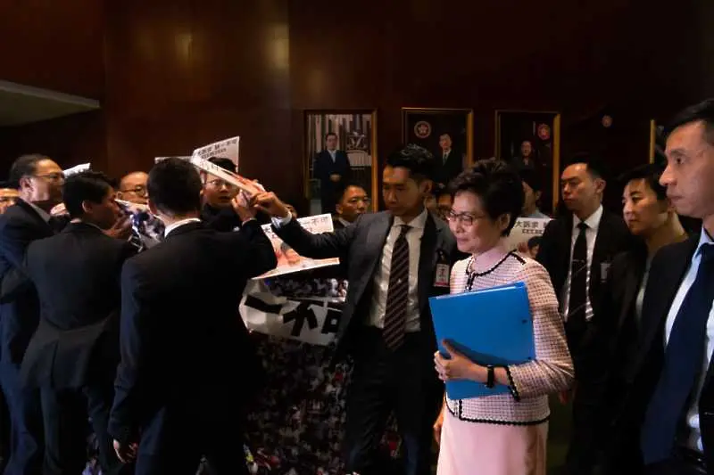 Продемократични депутати в Хонконг прекъснаха годишната реч на Кари Лам в парламента