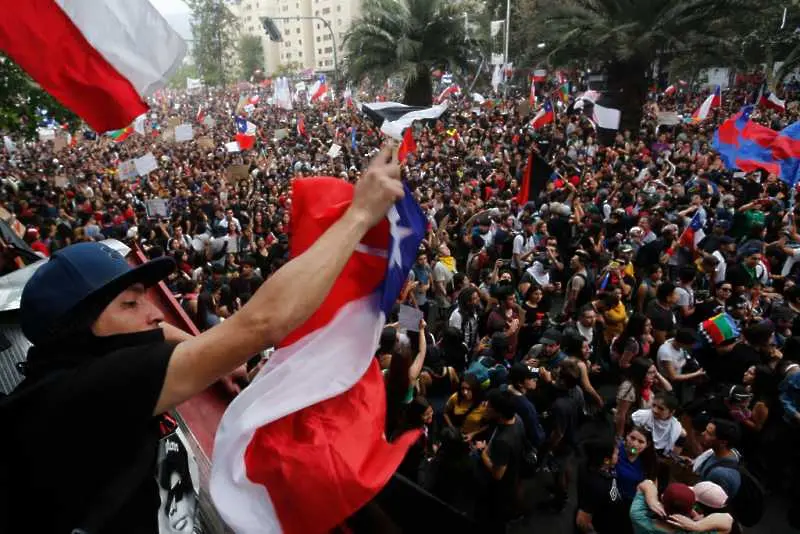 Около един милион демонстранти настояват за реформи в Чили