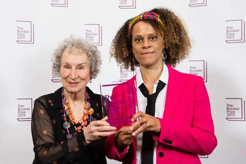 Писателките Маргарет Атууд и Бернардин Еваристо спечелиха наградата Букър за 2019 г.