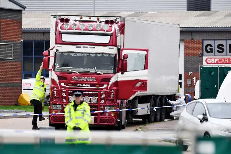 Британската полиция идентифицира 39-те тела, открити в камион в Есекс: Всички са виетнамци  