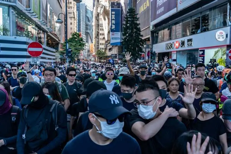 Нападнаха с нож пропекински депутат в Хонконг