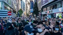 Нападнаха с нож пропекински депутат в Хонконг