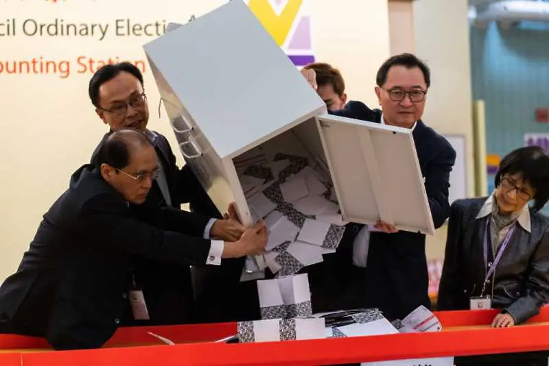 Опозицията в Хонконг печели категорично местния вот в града