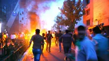 Подпален с бензин, Иран не изгоря докрай