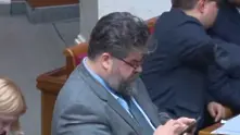 Хванаха украински депутат да си уговаря среща с проститутка по време на пленарно заседание