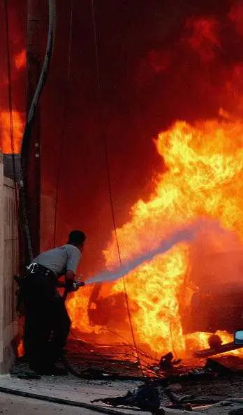 Разярени демонстранти изгориха къщата на военен командир в Ирак