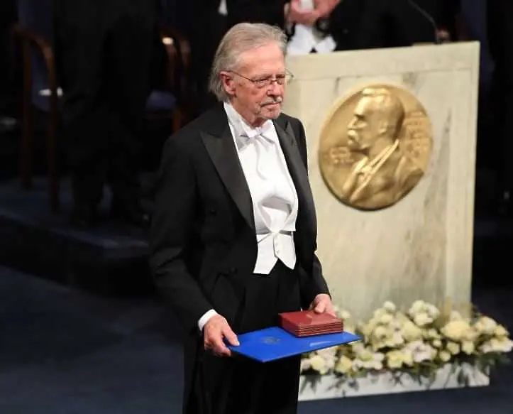 Нобелистка за мир връща наградата си в знак на протест срещу новия литературен лауреат 
