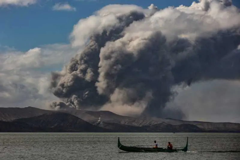 Над 162 000 души са евакуирани заради вулкана Таал