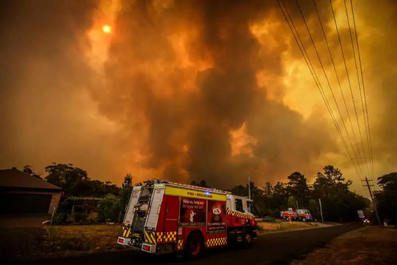 Австралийските власти убеждават населението да се евакуира от зоните, където бушуват пожари