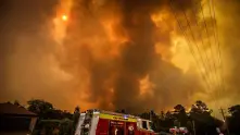 Австралийските власти убеждават населението да се евакуира от зоните, където бушуват пожари