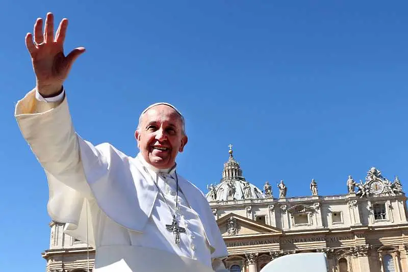 Папа Франциск: Oставете настрана телефоните, когато сте около масата, и си говорете