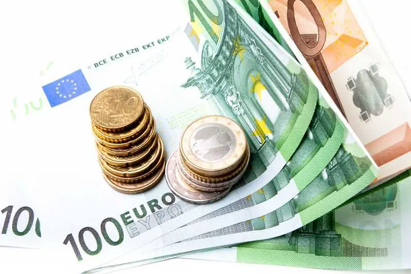 Курсът на еврото се стабилизира над прага от 1,11 долара