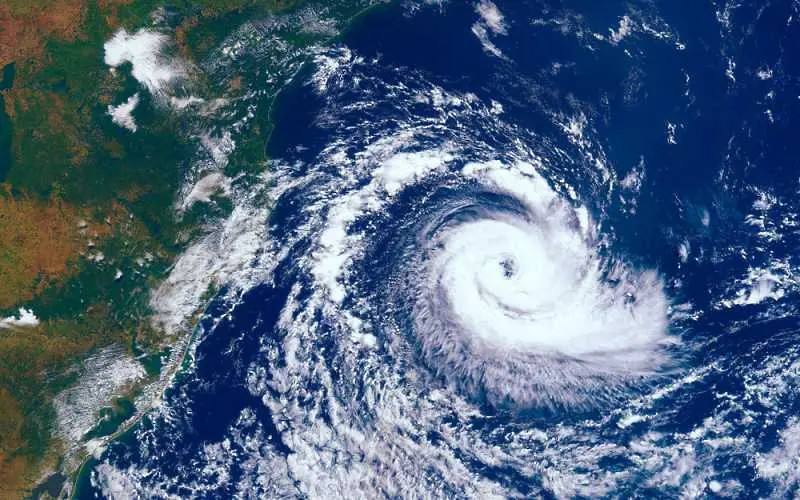 Тайфун връхлетя Филипините преди Коледа