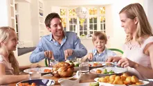 Как да използвате семейната вечеря, за да преподавате политика