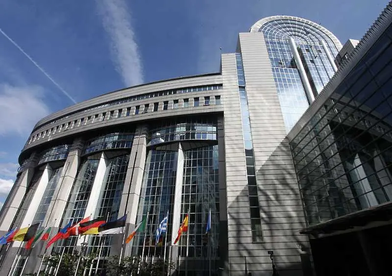 Европарламентът забрани посещенията на външни лица за 3 седмици заради COVID-19