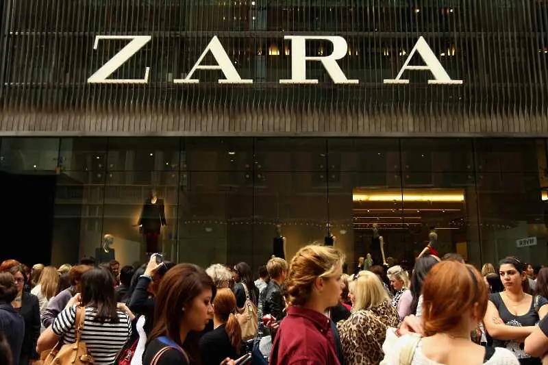 Собственикът на Zara обмисля временно съкращение на 25 хил. души